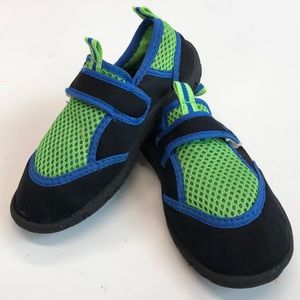 Kids beach Basics water shoes size 10